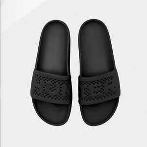 Hunter Moulded Black Sliders